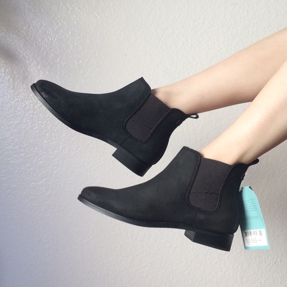 ✨Price Firm✨TOMS Black Waxy Suede Ella Ankle Boots